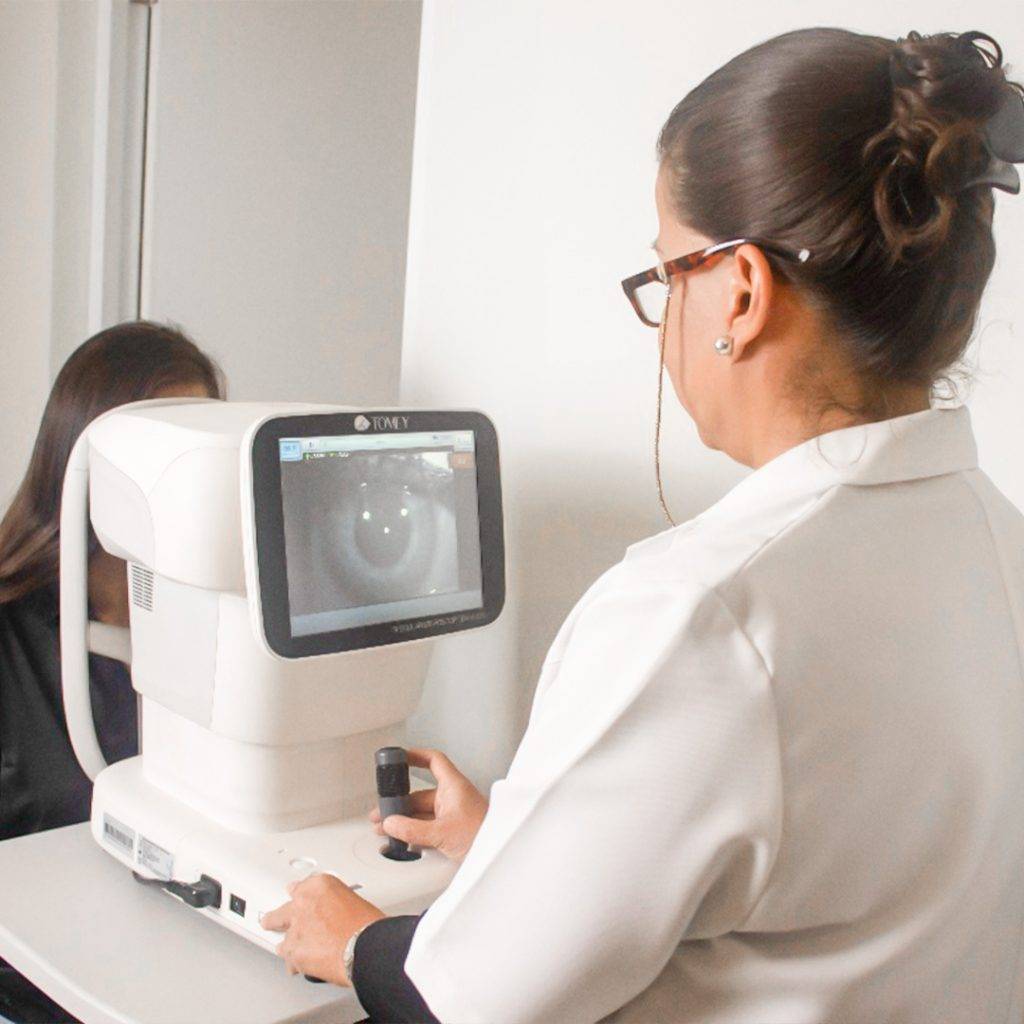 Examen ocular realizado en Oftalmosur Arequipa con tecnología TOMEY para diagnóstico visual preciso.